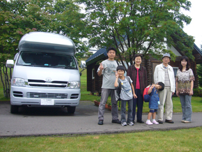 秦さんファミリーと愛車ハイエース。家族そろっての楽しいキャンプ、さらにに通勤や買い物にもハイエースは大活躍