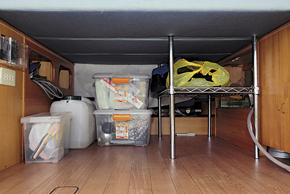 ベッド下は収納スペースがたっぷり。小物類は用途別にコンテナにまとめています。必要なものはDIYで使いやすくしています