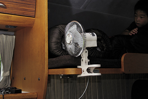 エアコンの冷気や暖気を効率良く回すためのクルマ用扇風機