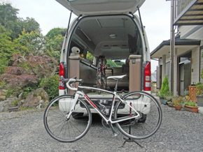 長男のロードバイクとハイエース