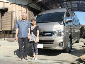 愛車の前でツーショット