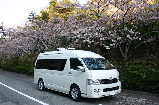 車両外観、サクラの木の下で